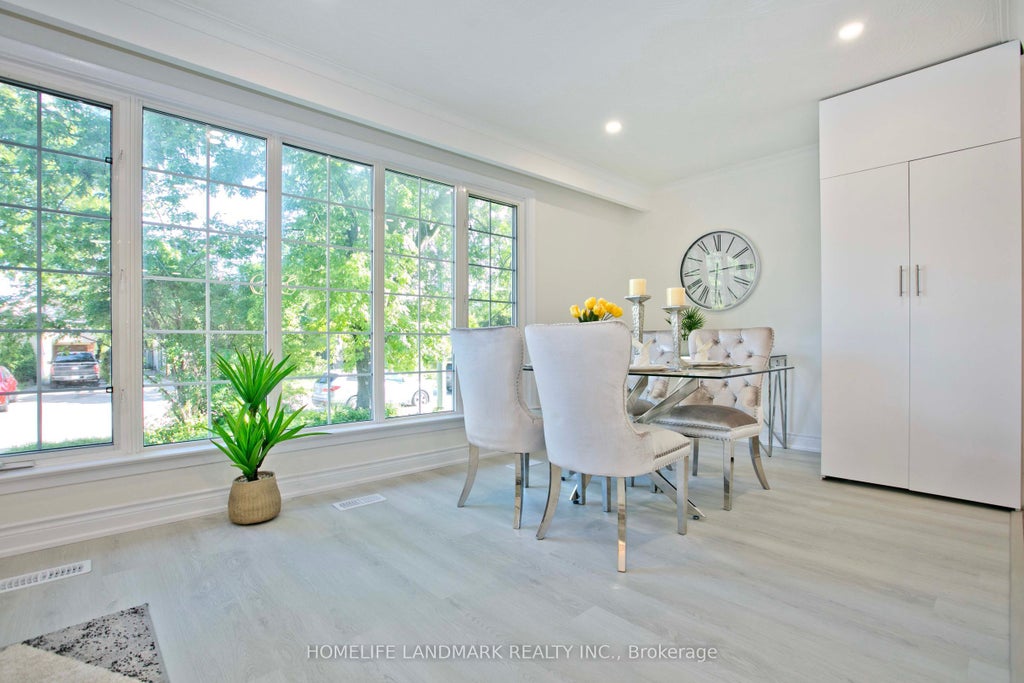 Photo of 517 Lynett Crescent, Richmond Hill, ON L4C 2V8 (MLS # N13428718)