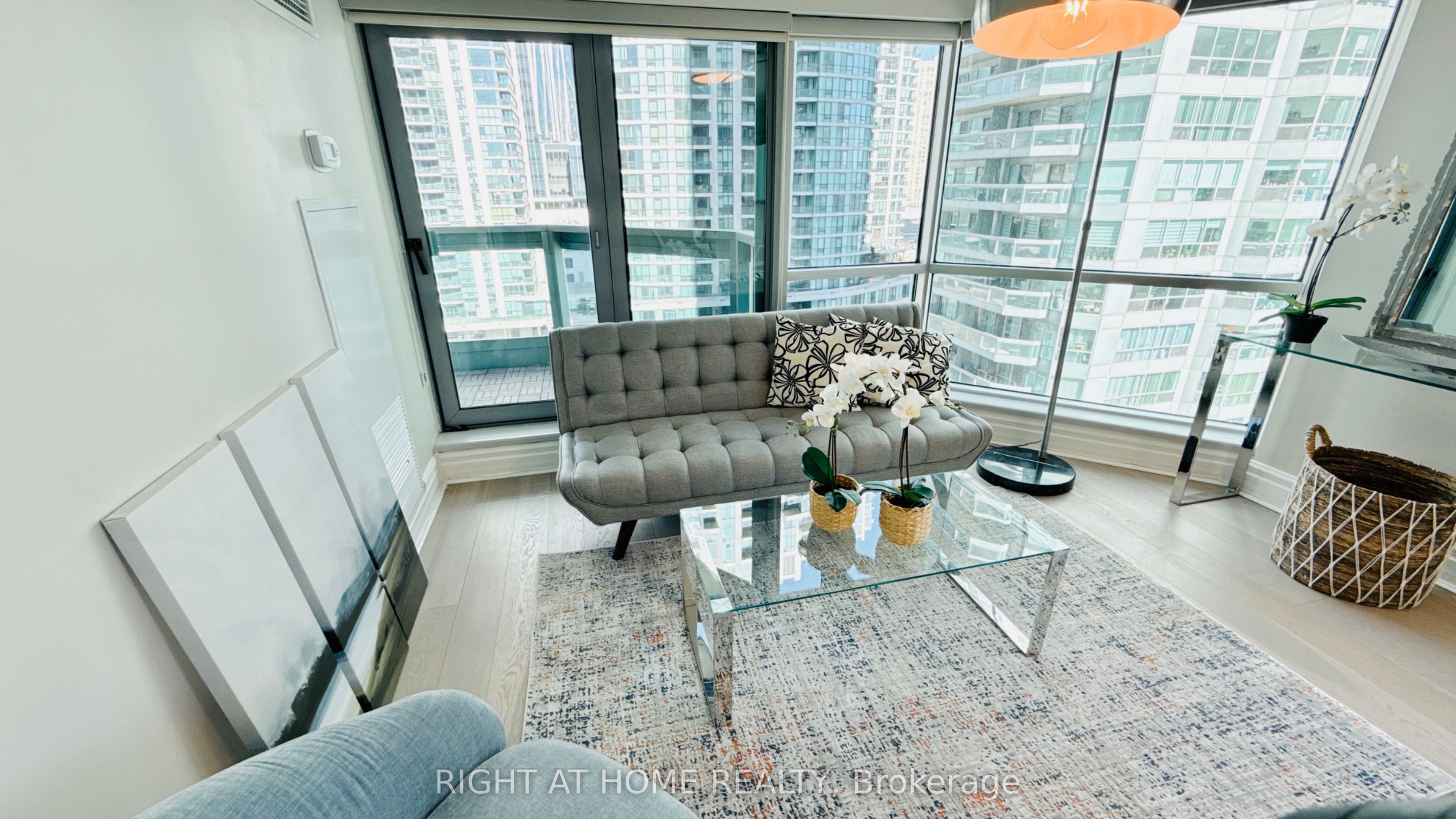 10 Queens Quay W 1012