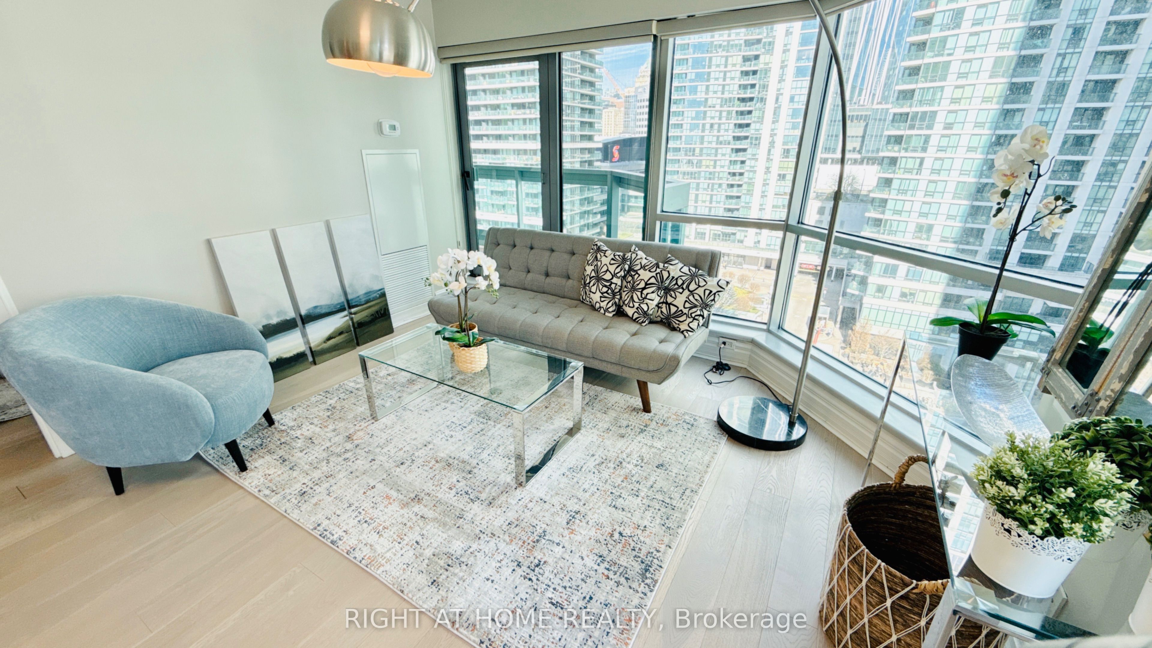 10 Queens Quay W 1012