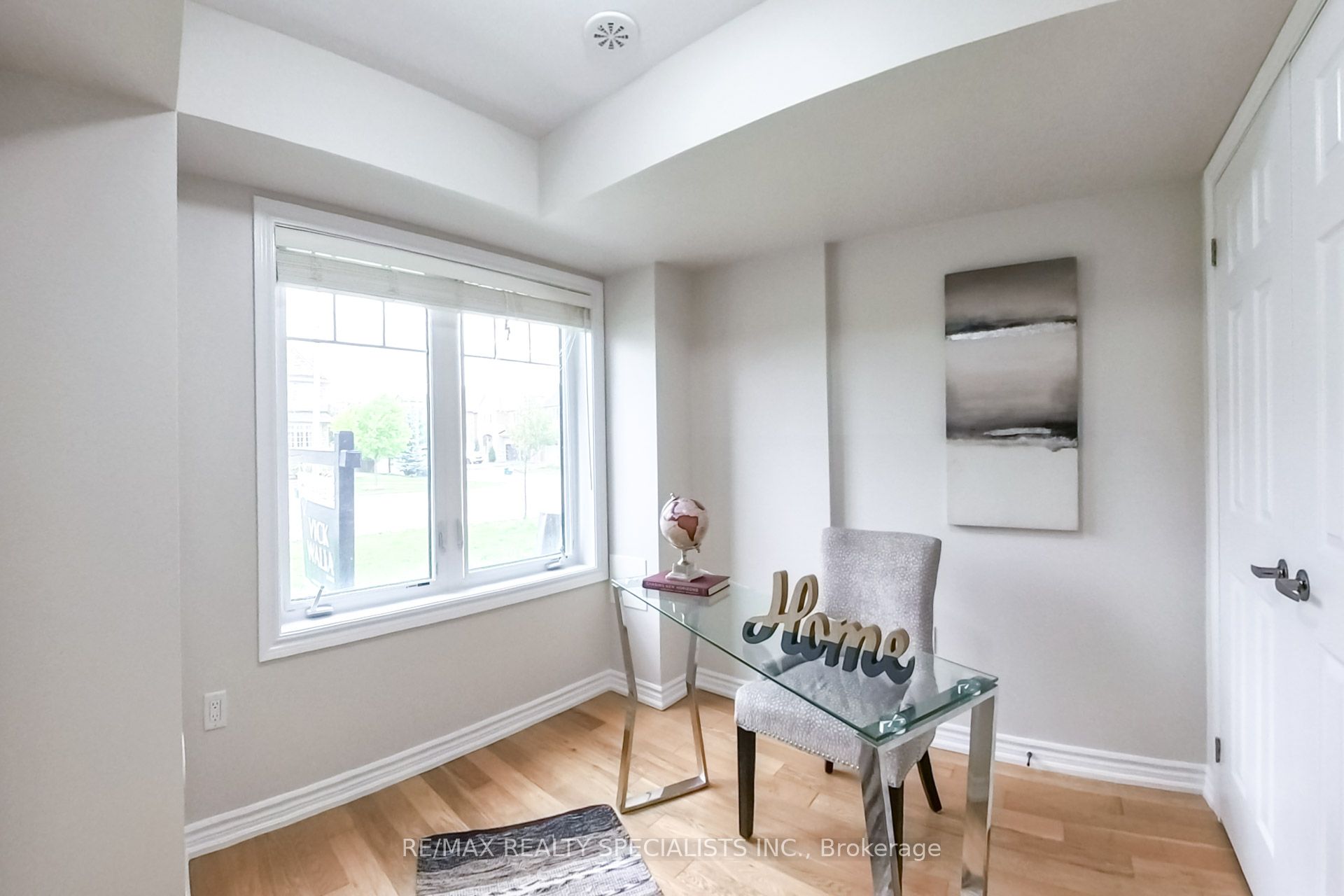 10953 VICTORIA Square