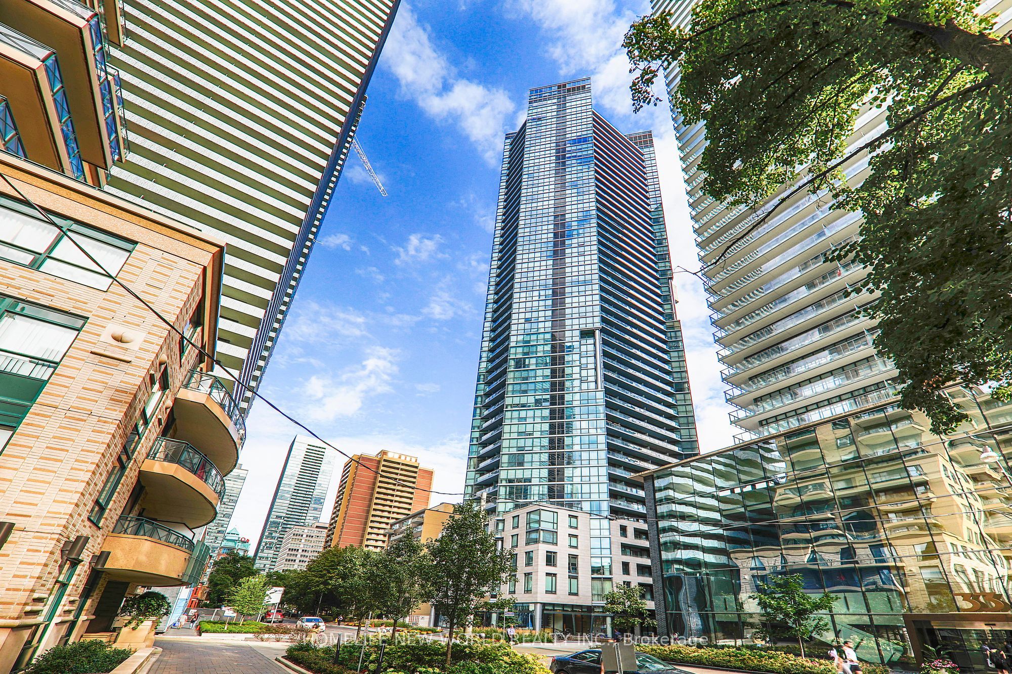 45 CHARLES Street E 3915