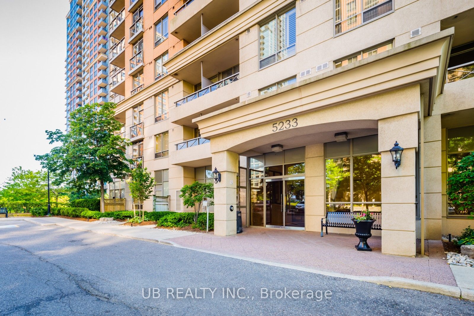 5233 Dundas Street W 1616