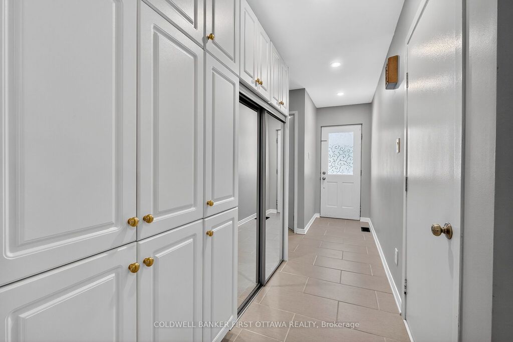 Photo of 6 Pennington Lane, Blackburn Hamlet, ON K1B 4X7 (MLS # X12443132)