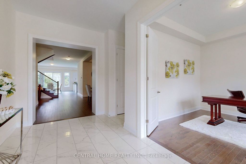 Photo of 27 Upbound Court, East Gwillimbury, ON L9N 0E5 (MLS # N12980706)