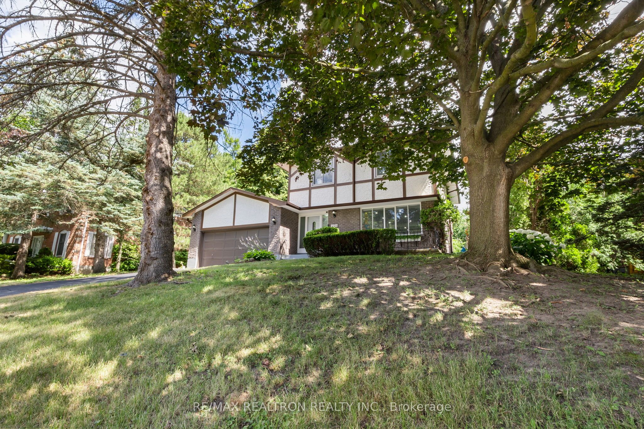 228 Sherwood Court E