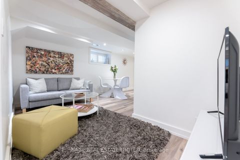 685 Euclid Avenue Lower Toronto ON M6G 2T8