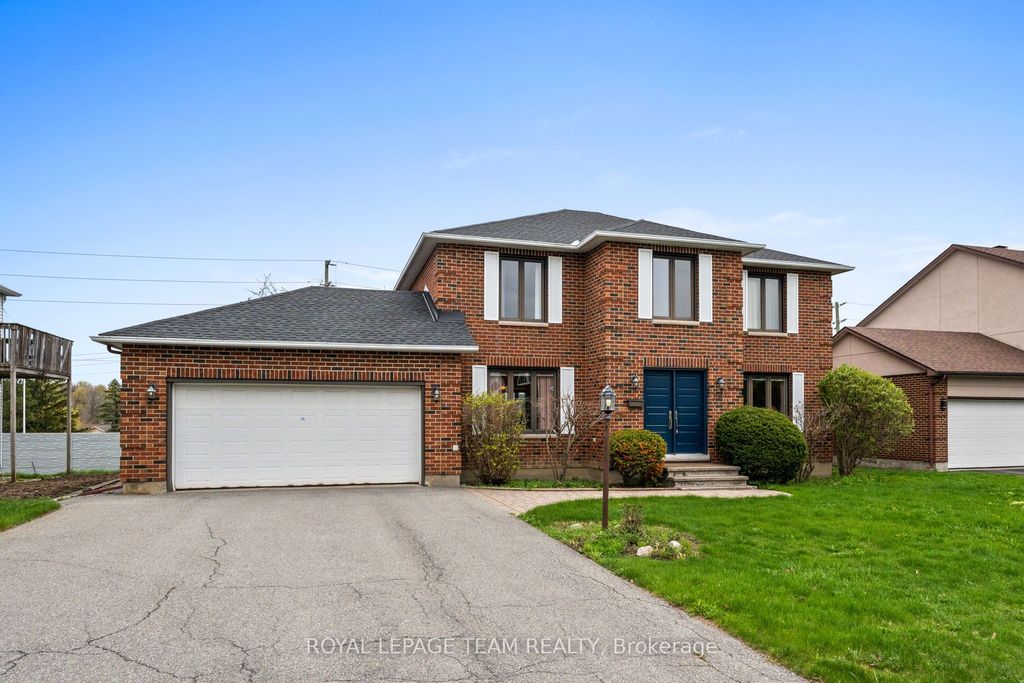 Photo of 28 Parmalea Crescent, Country Place - Pineglen - Crestview and Area, ON K2E 7J2 (MLS # X13104906)