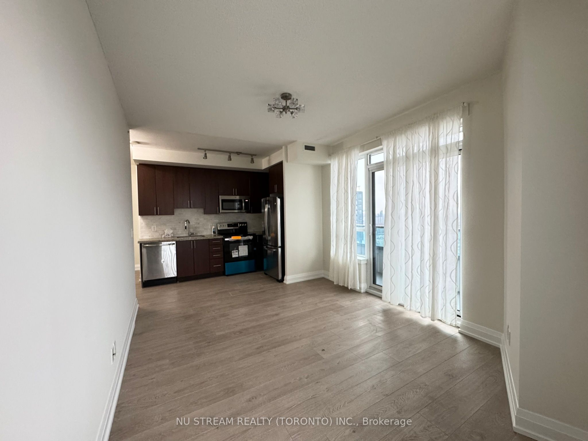 7161 Yonge Street 2525