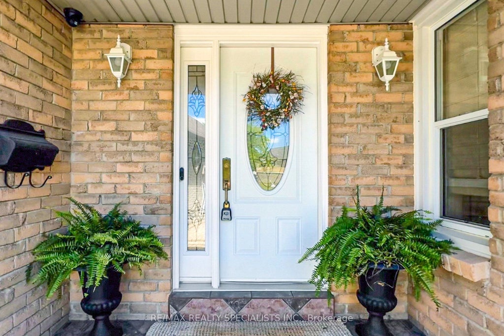 Photo of 39 B Newington Crescent, Toronto, ON M9C 5B7 (MLS # W13434682)