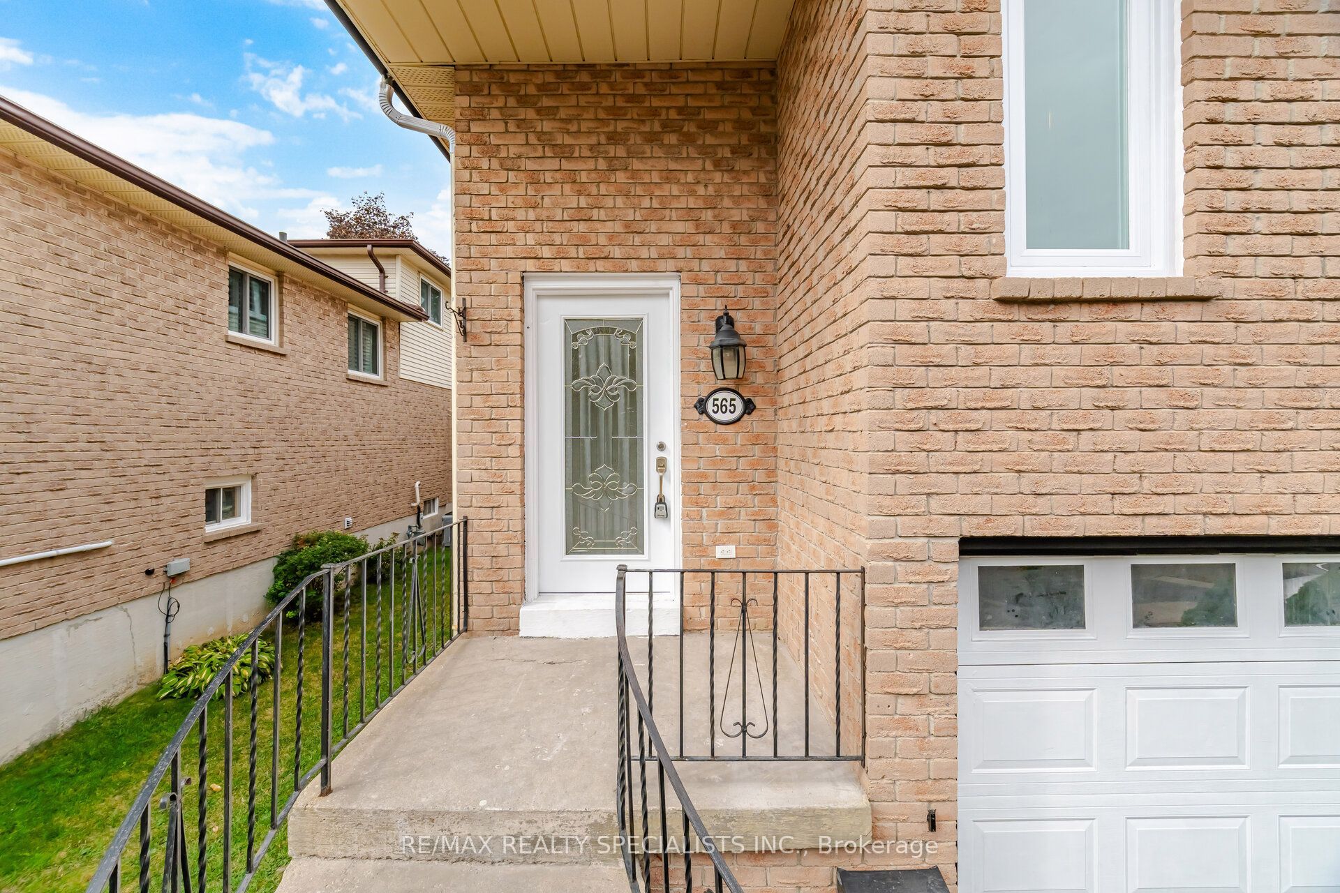 565 Hayward Crescent