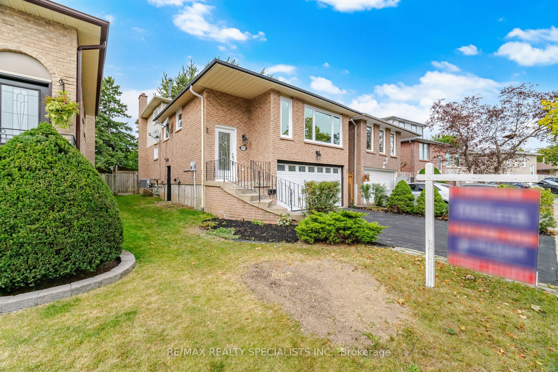 565 Hayward Crescent