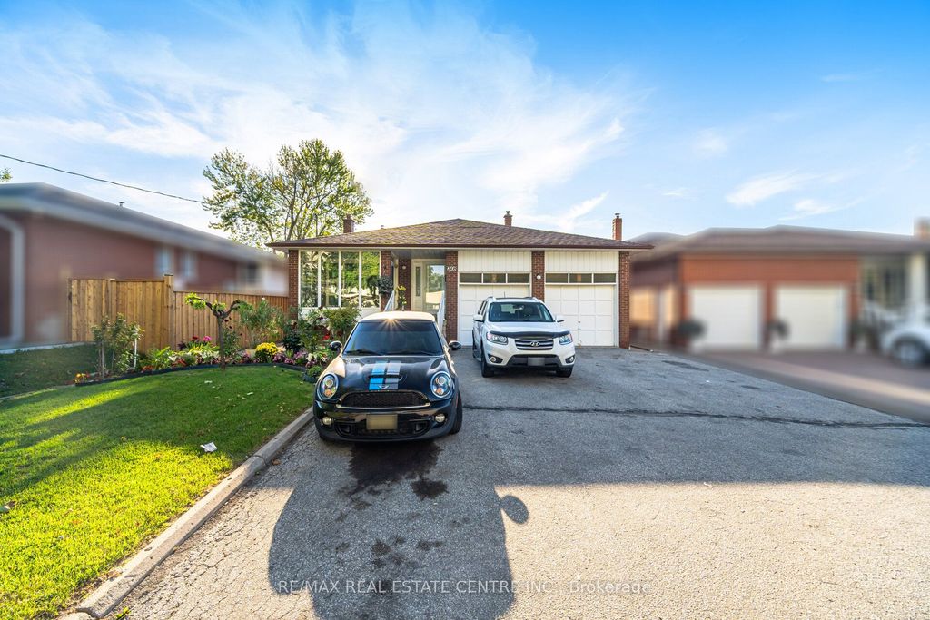 Photo of 2108 Islington Avenue, Toronto, ON M9P 3N9 (MLS # W12443724)