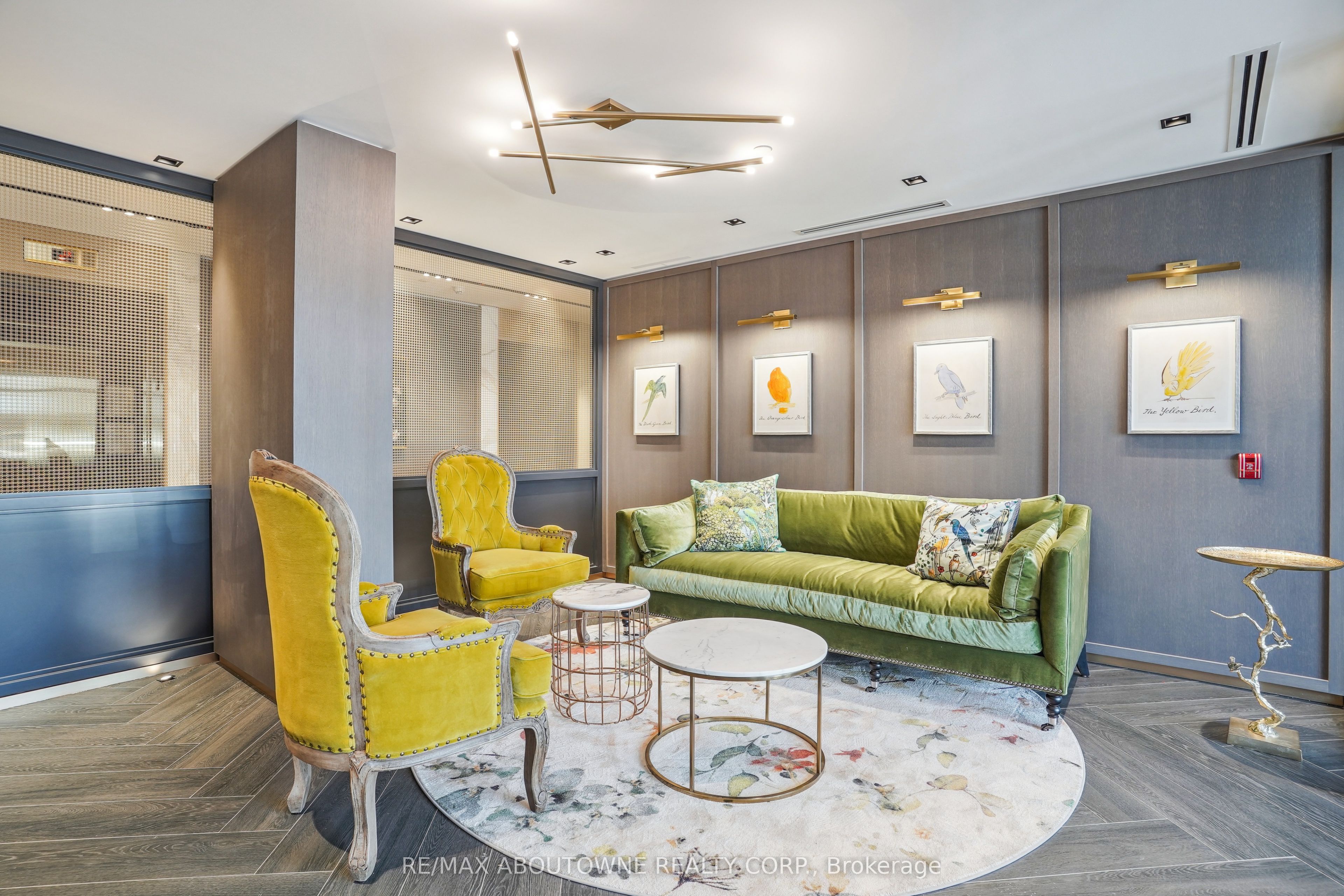 405 Dundas Street W 707