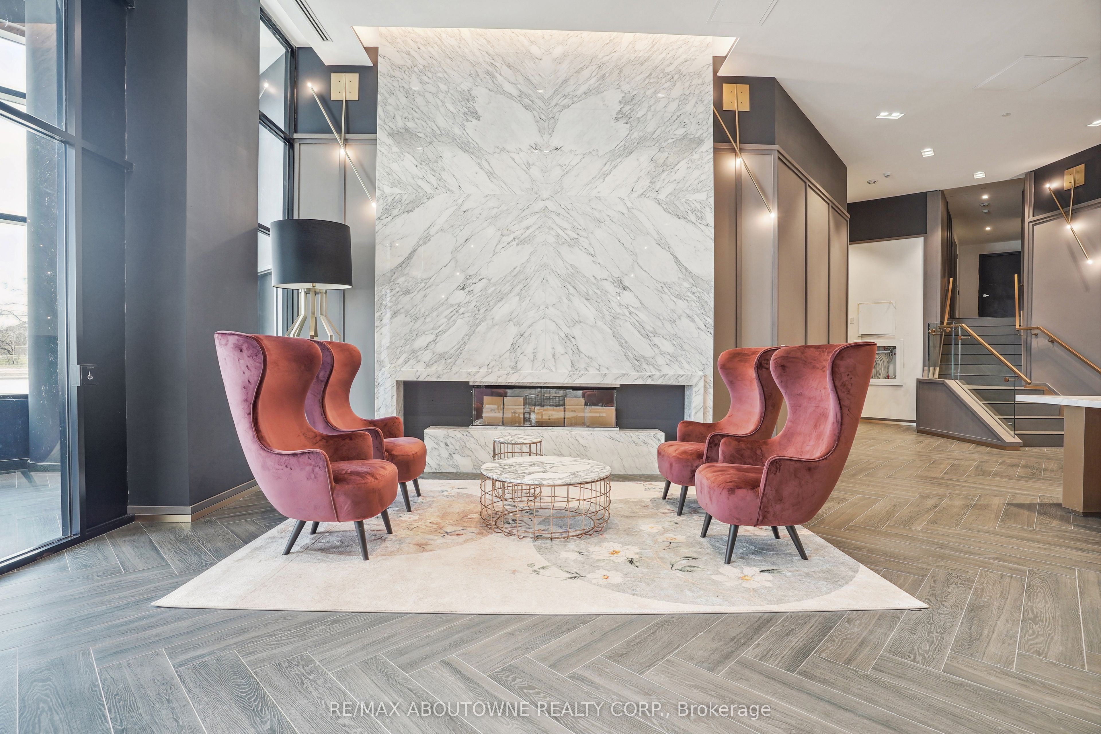 405 Dundas Street W 707