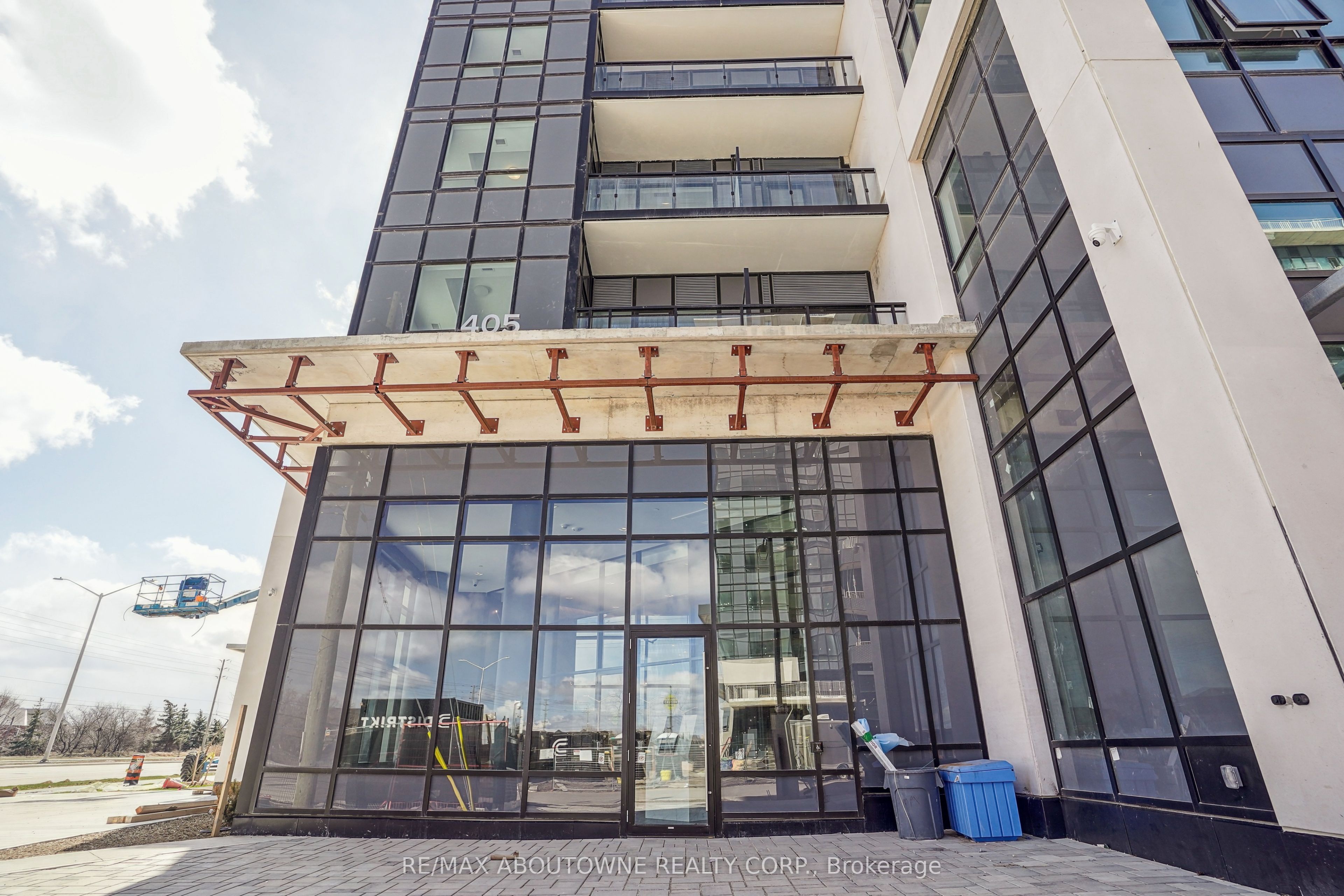 405 Dundas Street W 707