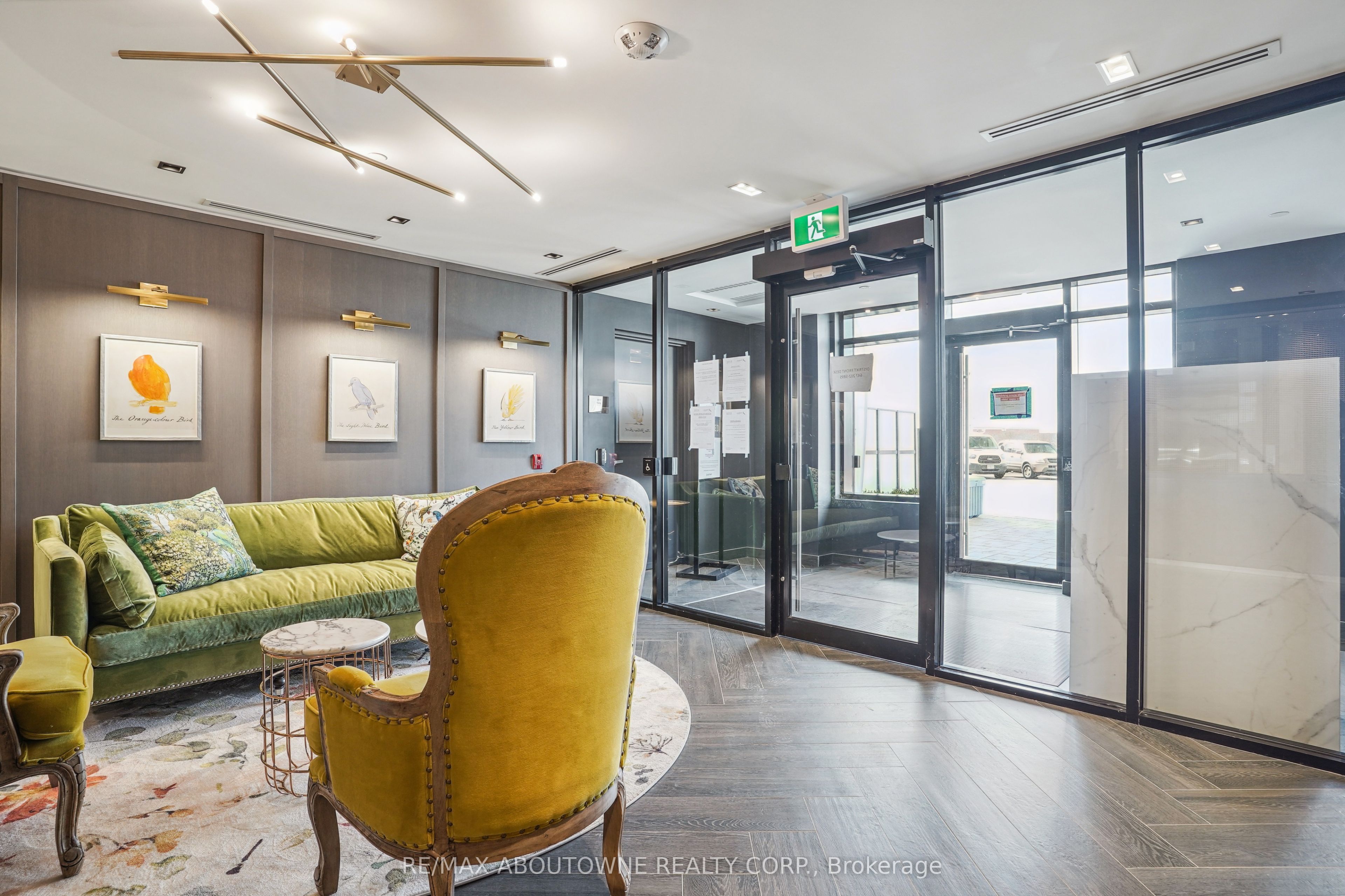 405 Dundas Street W 707