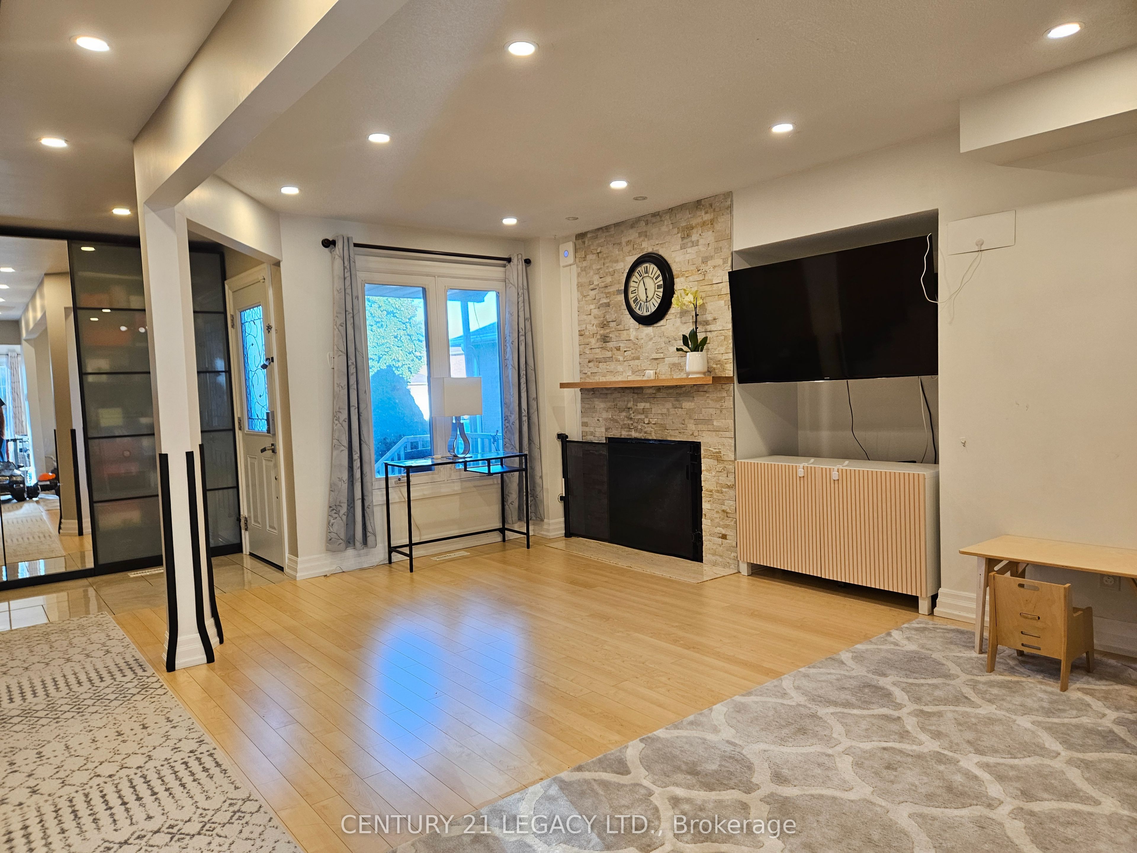 1298 Valerie Crescent