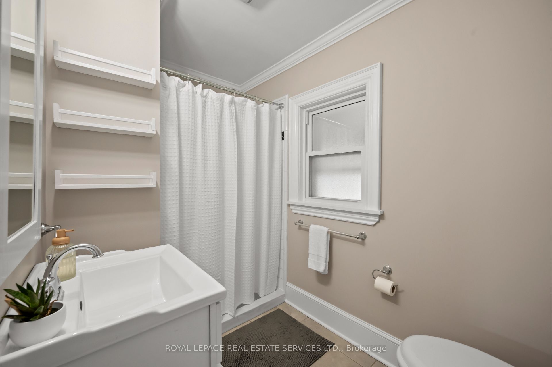 Hamilton, ON L8P 2R9, Canada, 4 Bedrooms Bedrooms, ,2 BathroomsBathrooms,Residential,Active,108532