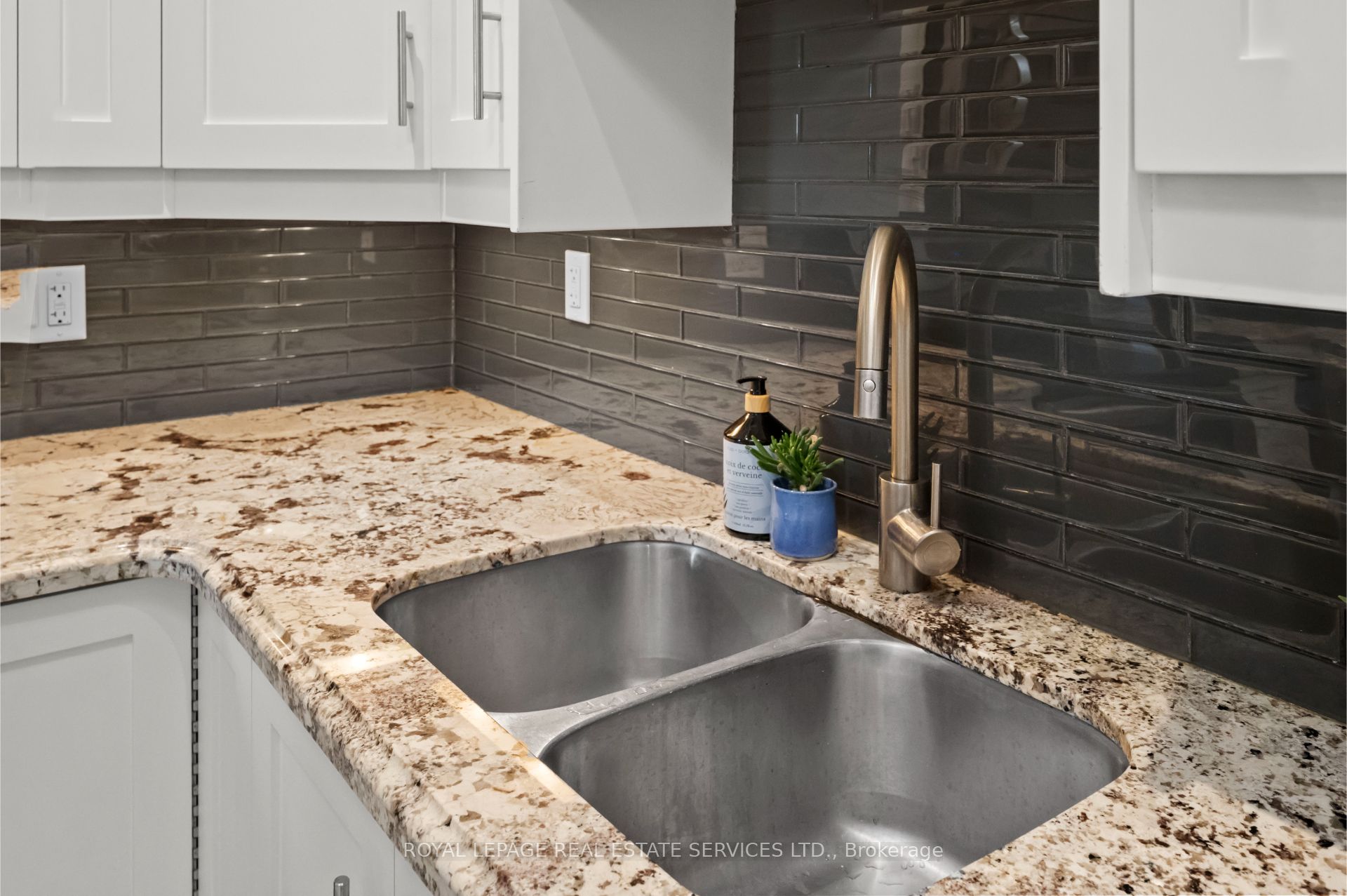 Hamilton, ON L8P 2R9, Canada, 4 Bedrooms Bedrooms, ,2 BathroomsBathrooms,Residential,Active,108532