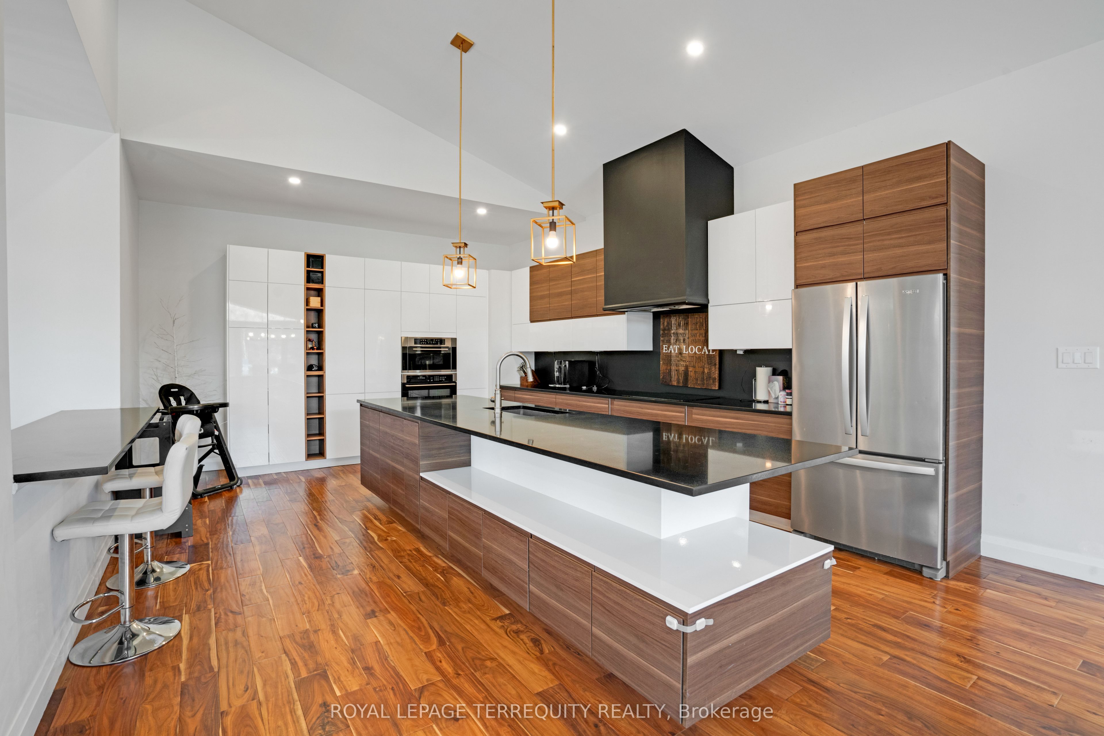 716 North Shore Boulevard E