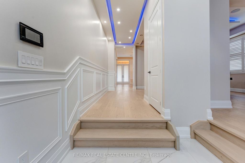 Photo of 252 Paisley Boulevard W, Mississauga, ON L5B 2A4 (MLS # W13117894)