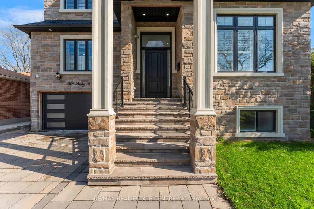 Photo of 252 Paisley Boulevard W, Mississauga, ON L5B 2A4 (MLS # W13117894)