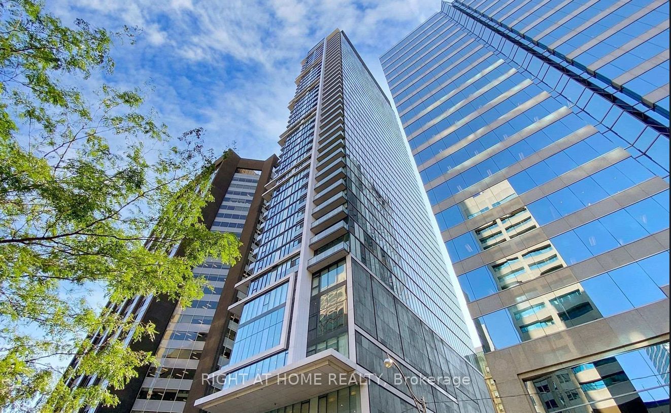 Photo 1 of 7 — 426 University Avenue 2309, Toronto, ON M5G 1S9