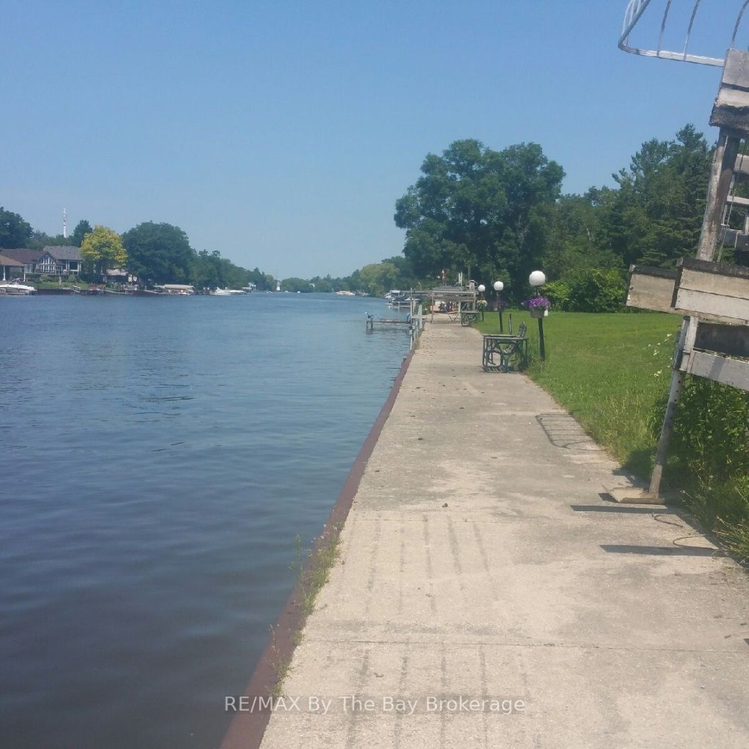 10 Edgewater Road