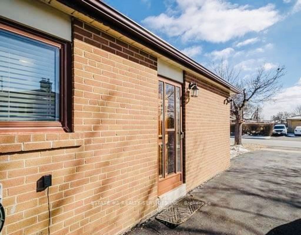 Photo of 116 Addington Crescent, Brampton, ON L6T 2R5 (MLS # W12825450)