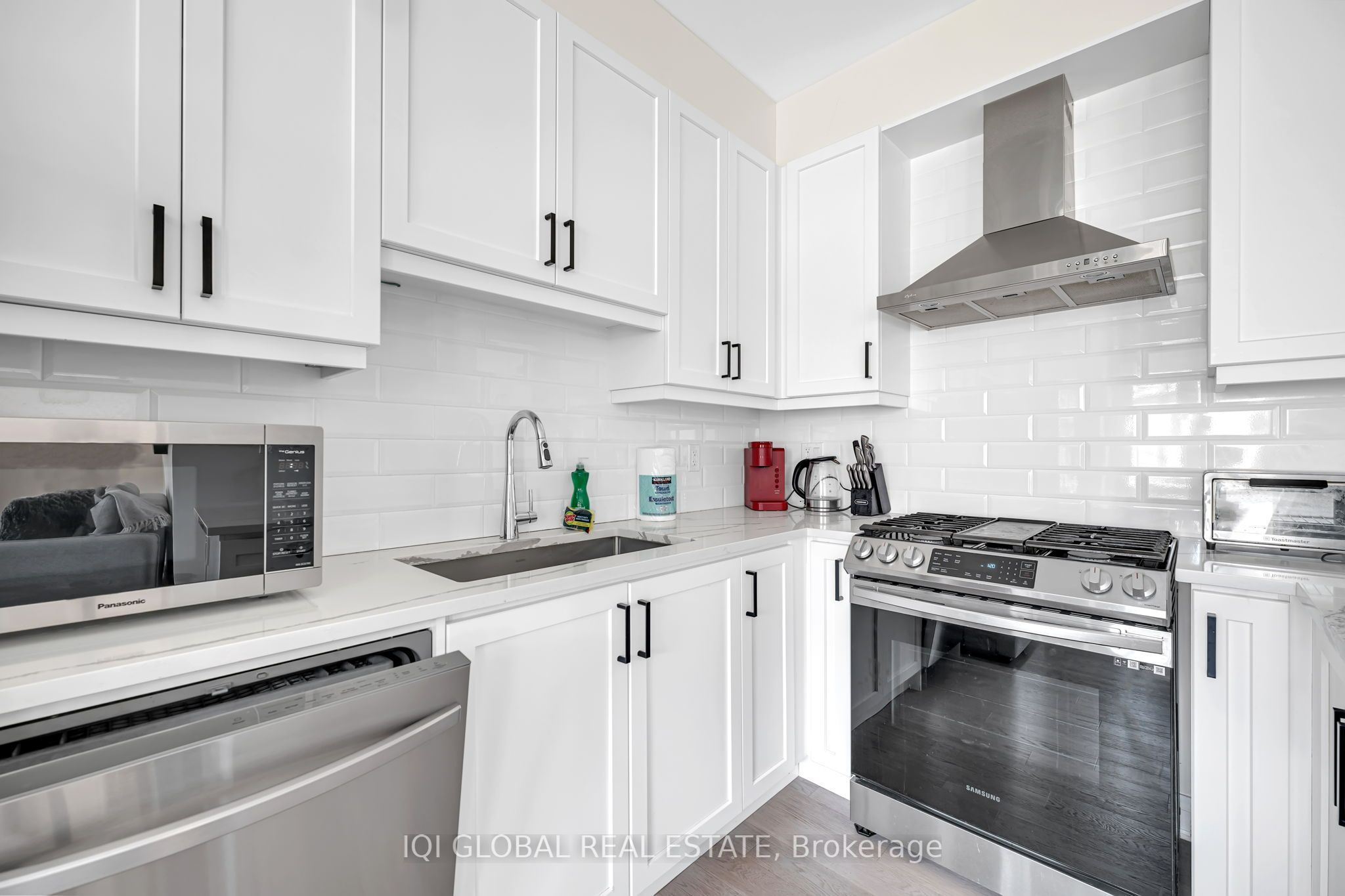 66 Settlers Road E