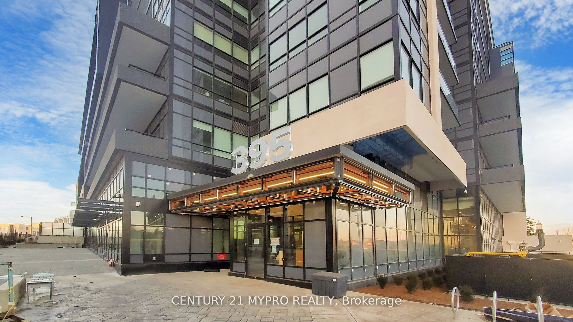 395 Dundas Street W 626
