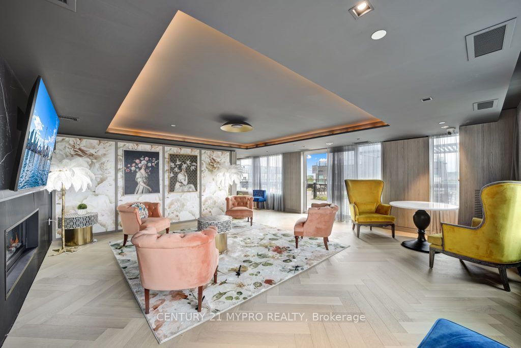395 Dundas Street W 626
