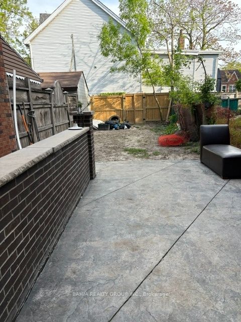 687 Richmond Street W
