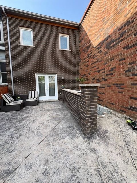 687 Richmond Street W