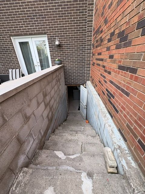 687 Richmond Street W
