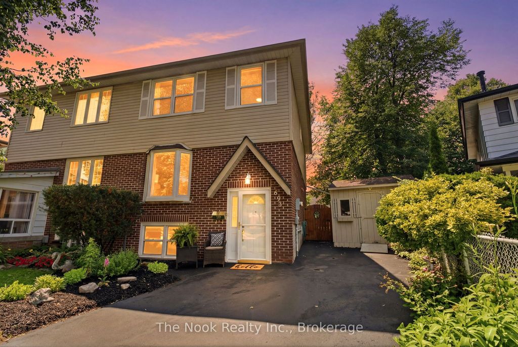 Photo of 693 Nairn Court, Oshawa, ON L1J 6H5 (MLS # E13525058)