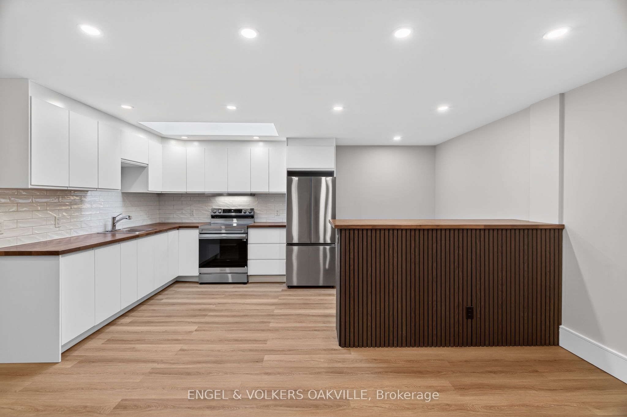 131 Lakeshore Road E 4