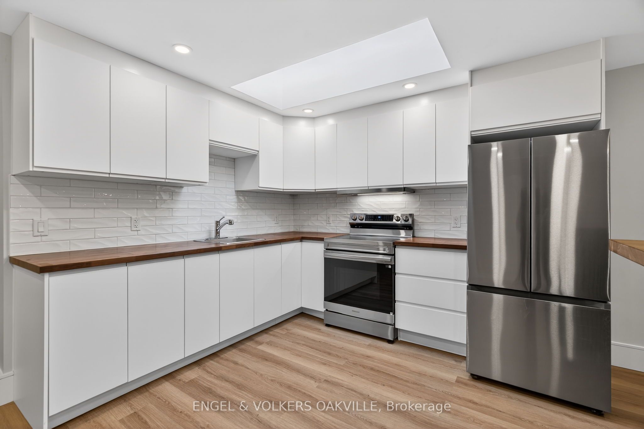 131 Lakeshore Road E 4