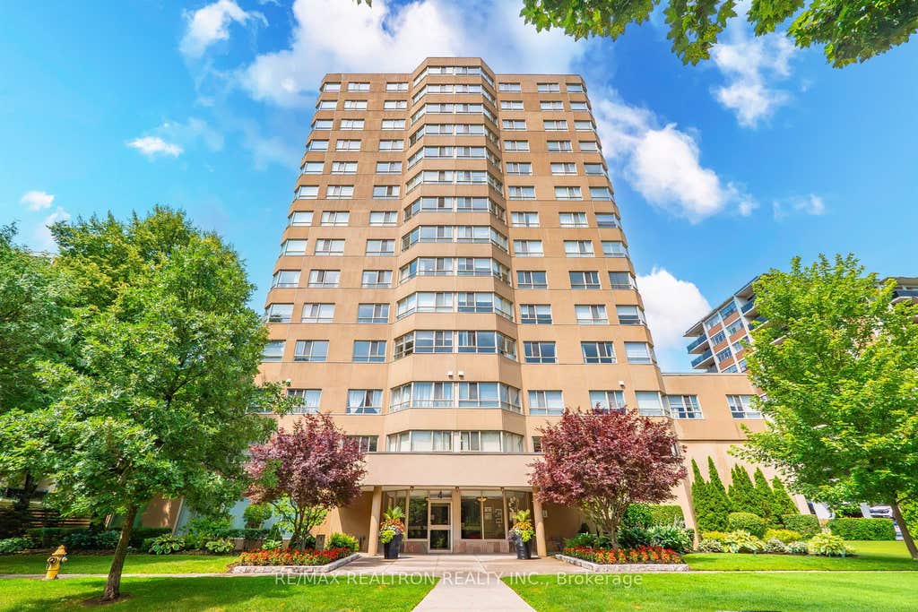 Photo of 4 Park VISTA Crescent #604, Toronto, ON M4B 3M8 (MLS # E13600000)