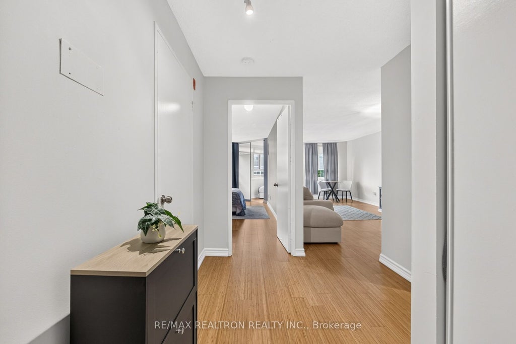 Photo of 4 Park VISTA Crescent #604, Toronto, ON M4B 3M8 (MLS # E13600000)