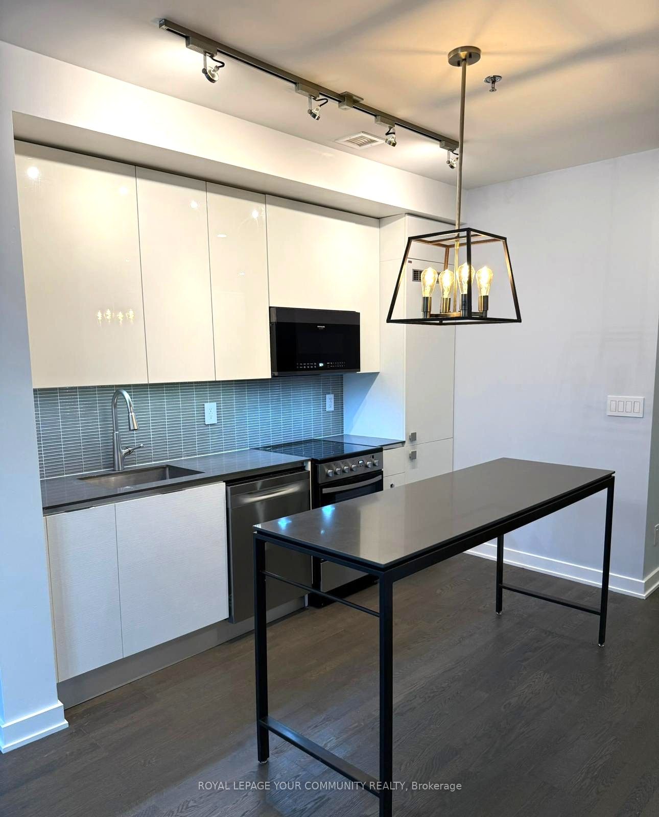 8 Dovercourt Road 1105