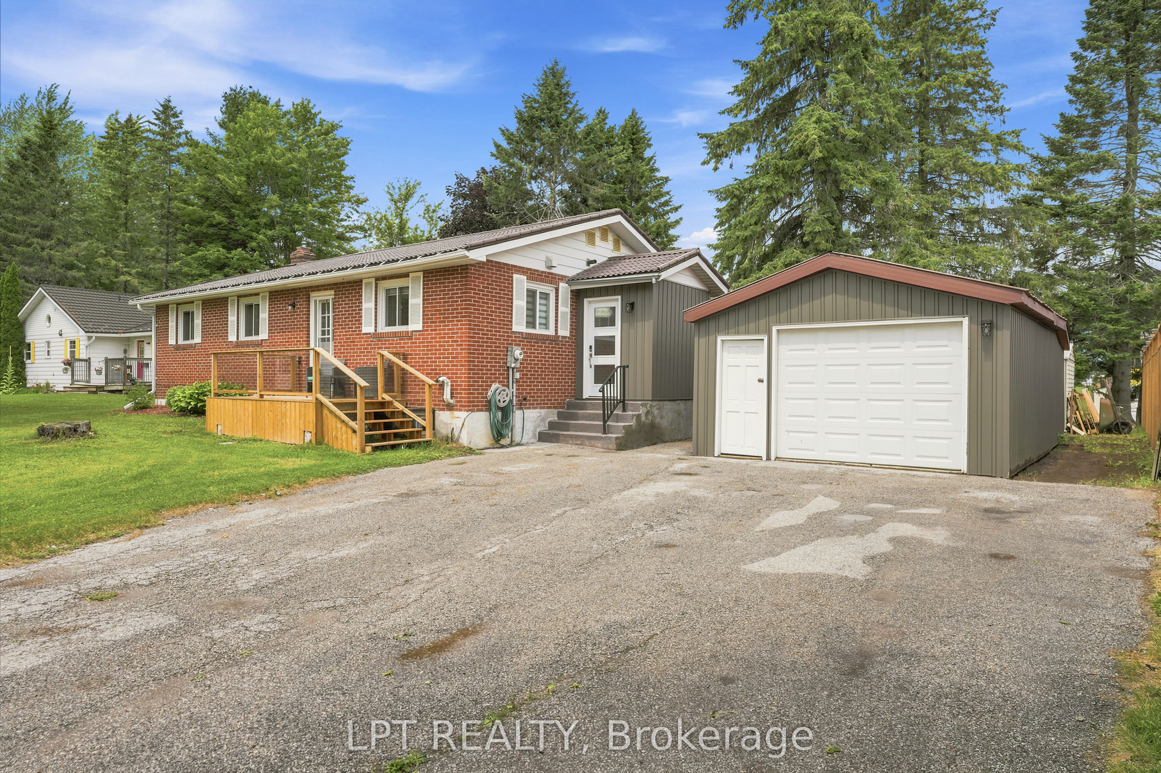 2628 Westshore Crescent