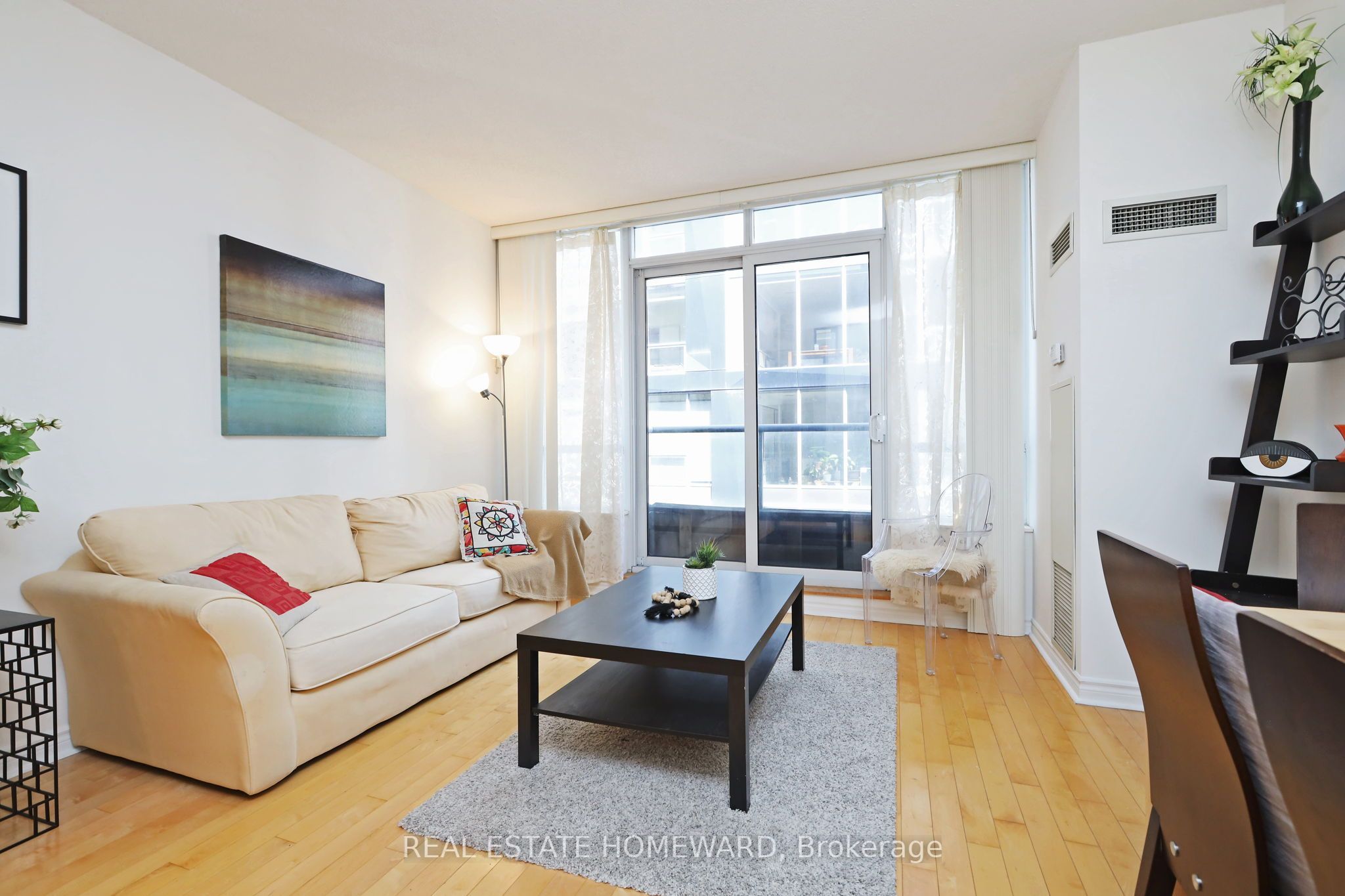 250 Wellington Street W PH31