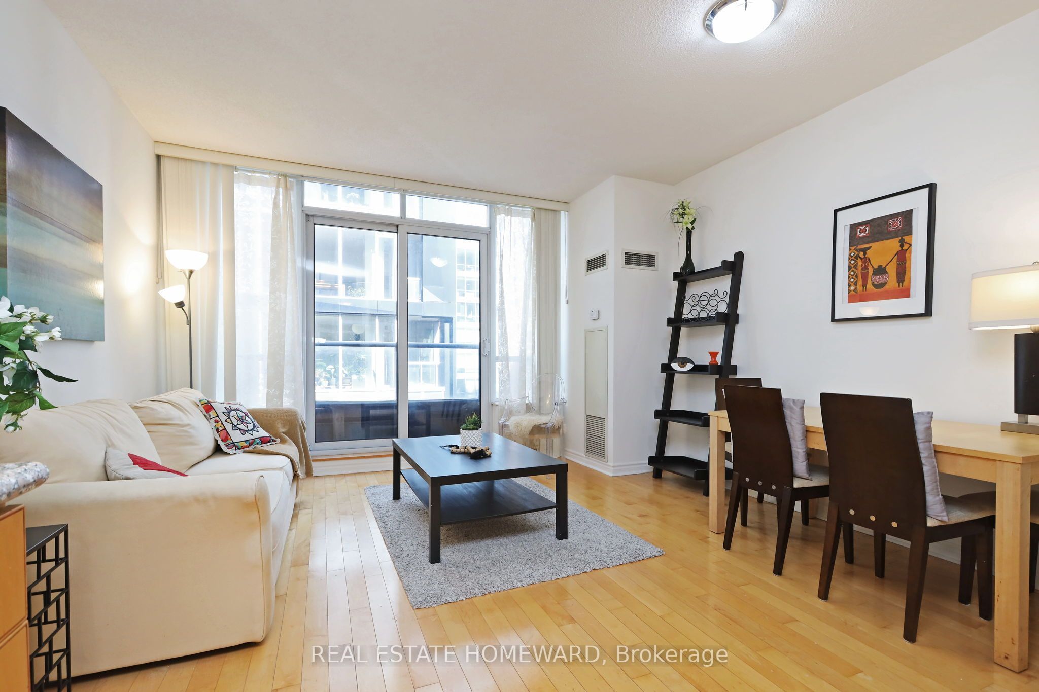 250 Wellington Street W PH31