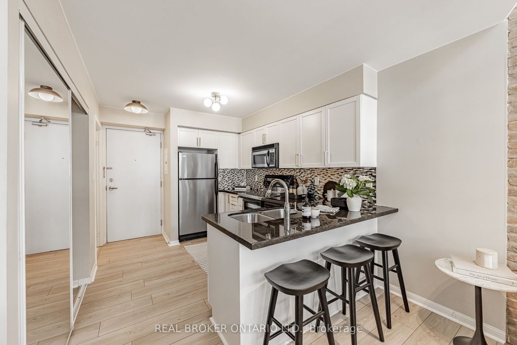 Photo of 1029 King Street W #612, Toronto, ON M6K 3M2 (MLS # C12413788)