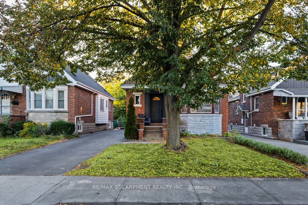 202 Huxley Avenue S