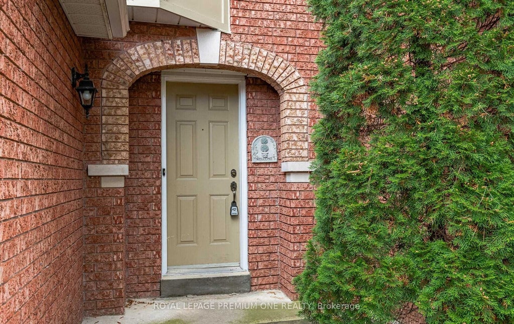 Photo of 919 Caribou Valley Circle, Newmarket, ON L3X 1W9 (MLS # N13755160)