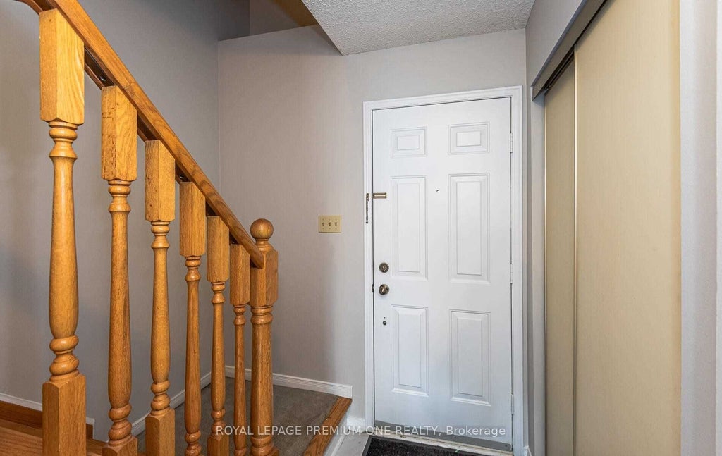 Photo of 919 Caribou Valley Circle, Newmarket, ON L3X 1W9 (MLS # N13755160)
