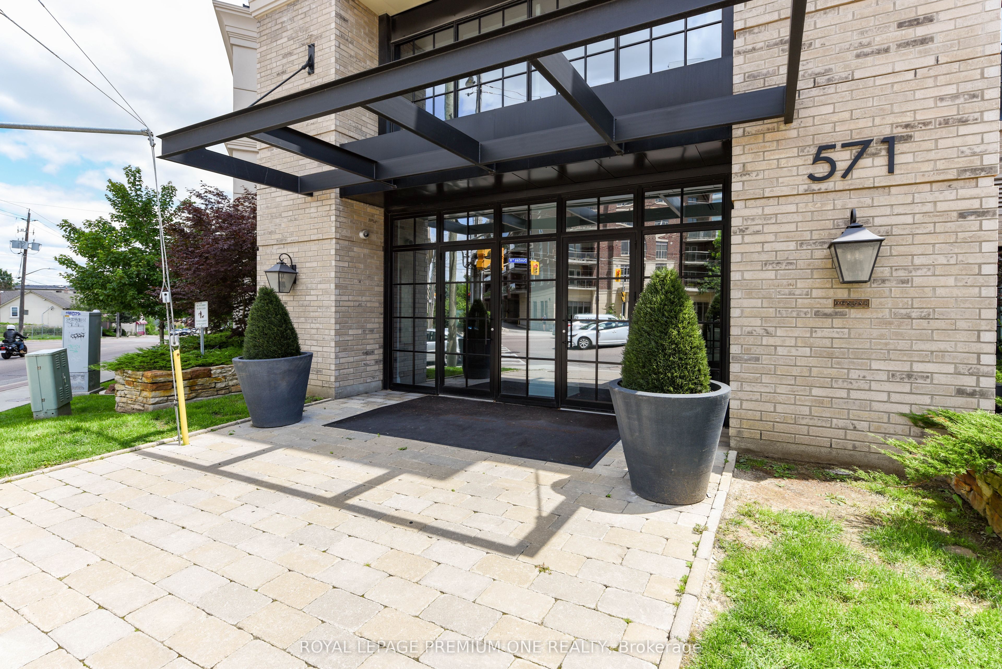 571 Prince Edward Drive N 401