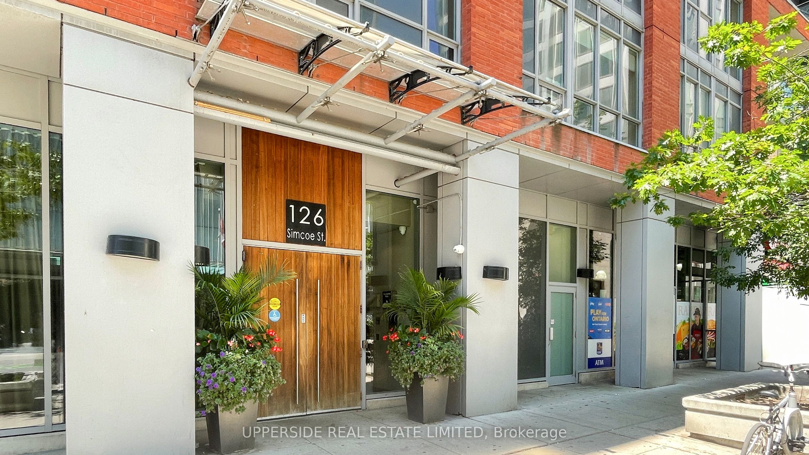 126 Simcoe Street 607